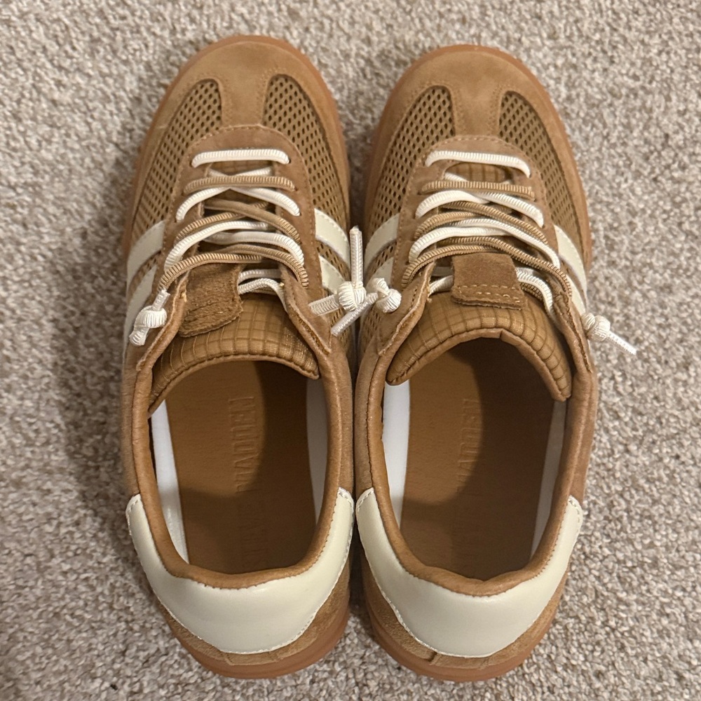 NEVER WORN BRAND NEW Steve Madden Tan and Cream Verdict Women's Sneakers Sz 8